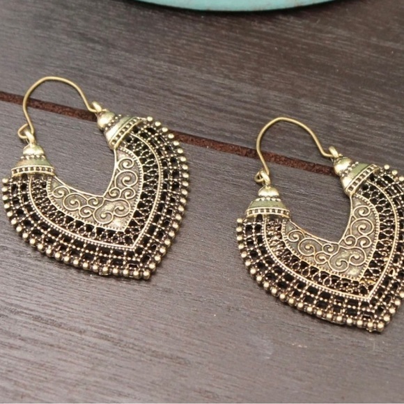 VINTAGE INSPIRED BOHO HOLLOW HEART SHAPED HUGGIE EARRINGS GOLD BLACKENED - Picture 1 of 6